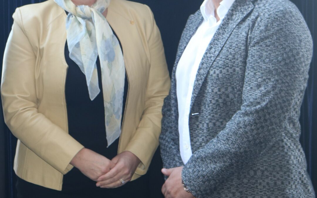 DAVIES OFFICIALLY OPENS GLENMORE VILLAGE SHOPPING CENTRE